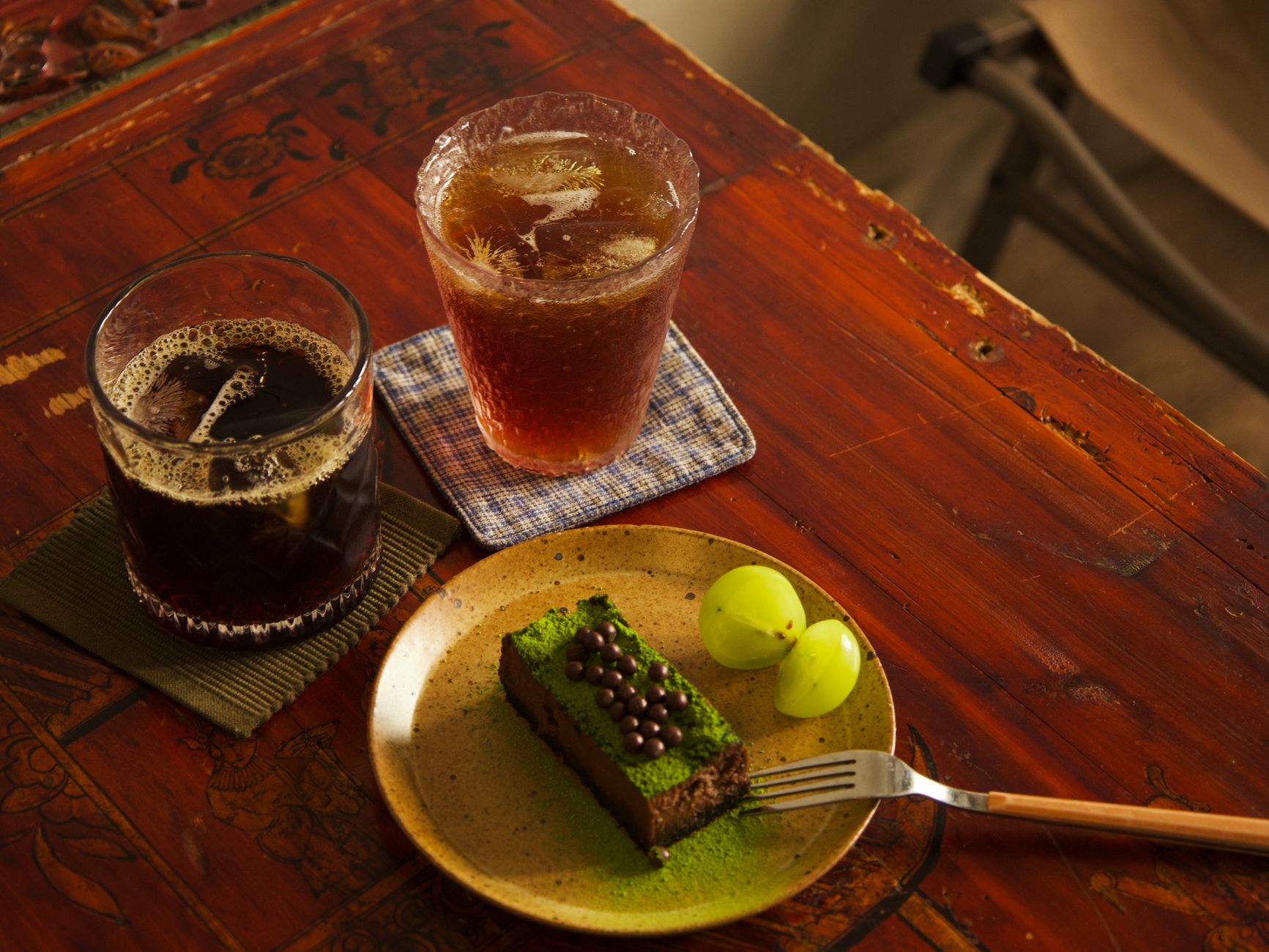 traditional cold brew mason jar next to aeropress comparison