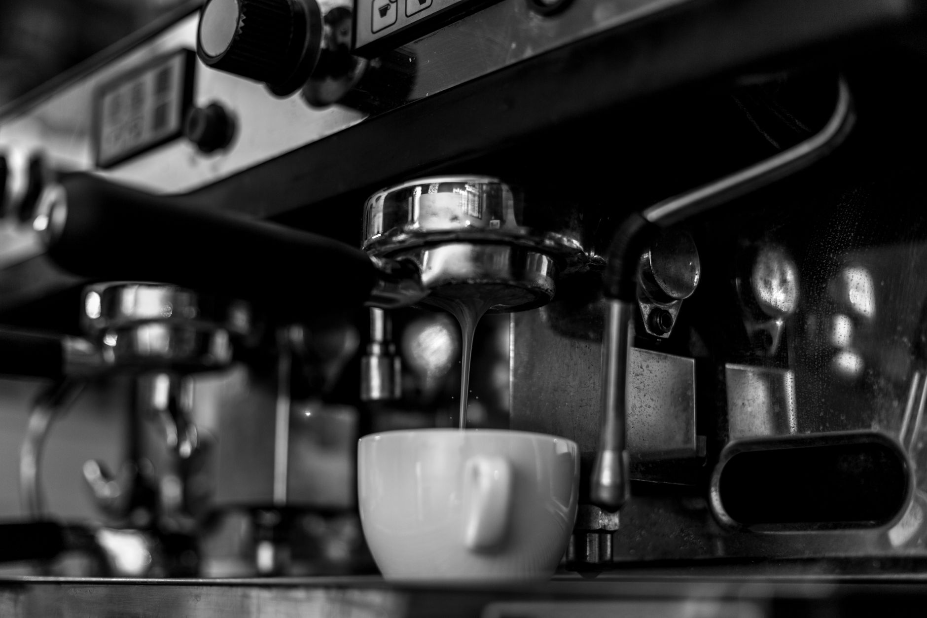 barista pulling espresso shot La Marzocca machine golden crema