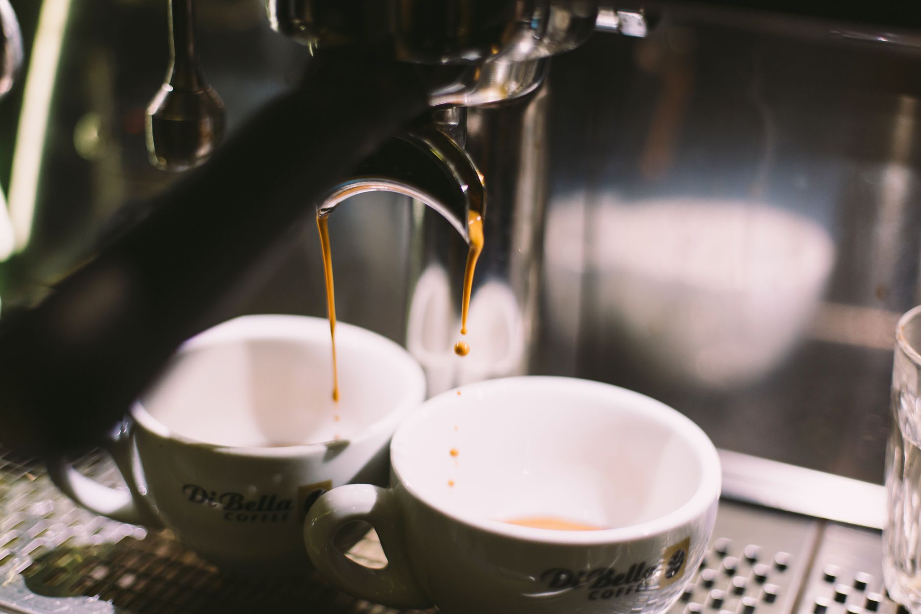espresso puck tamping level distribution technique