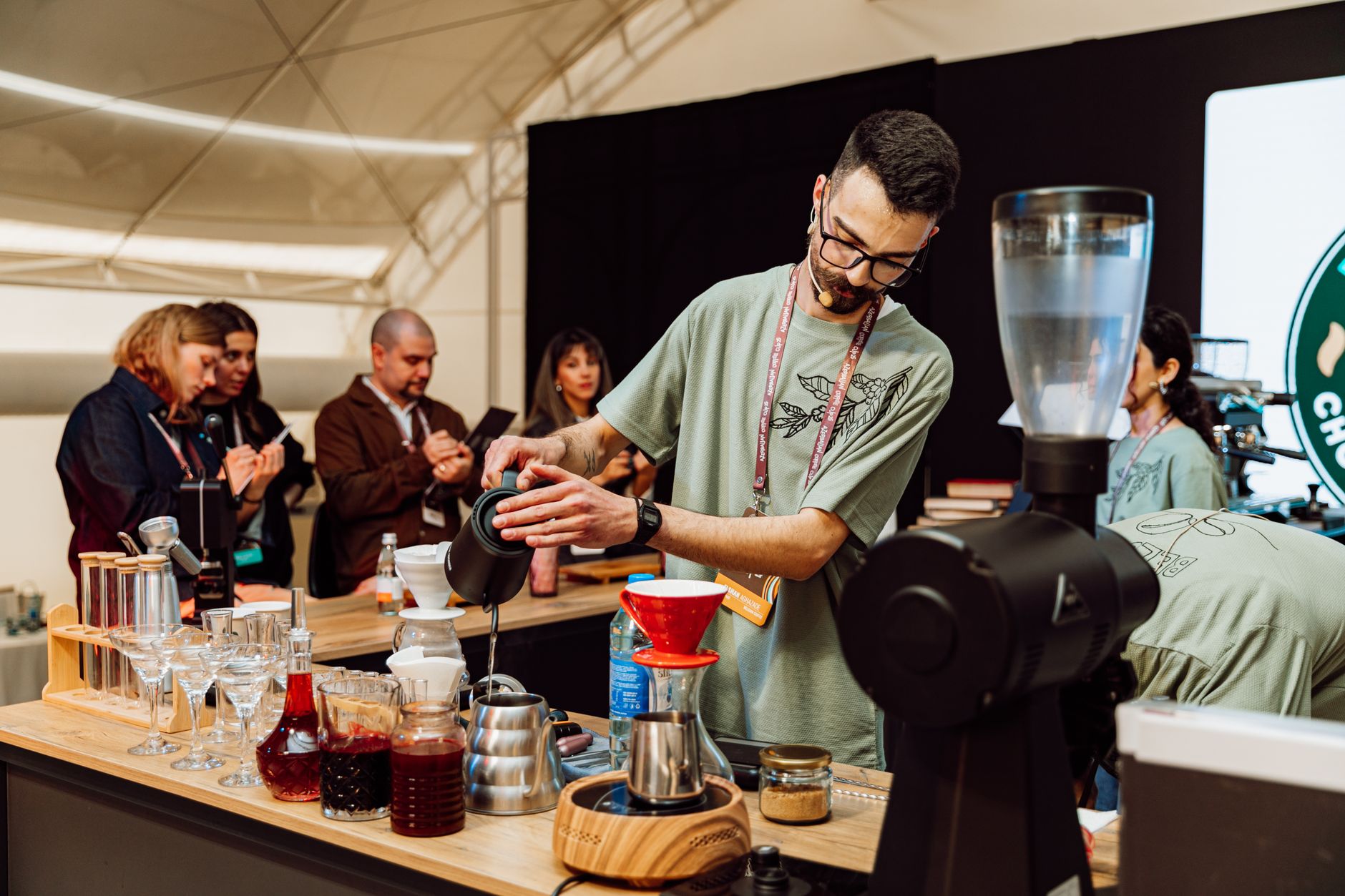 gooseneck kettle precise pour over bloom V60