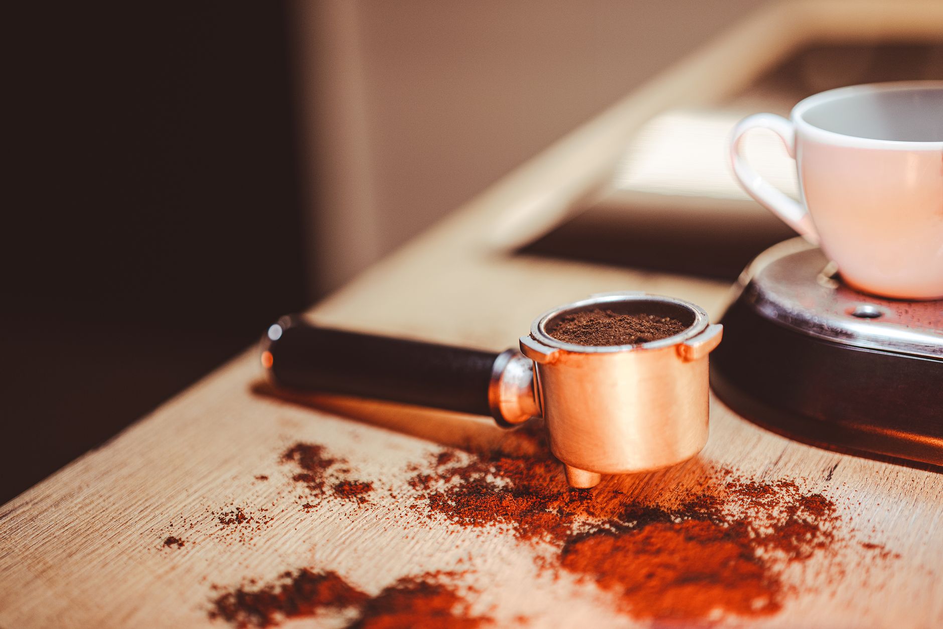 espresso shot golden crema pulling from portafilter