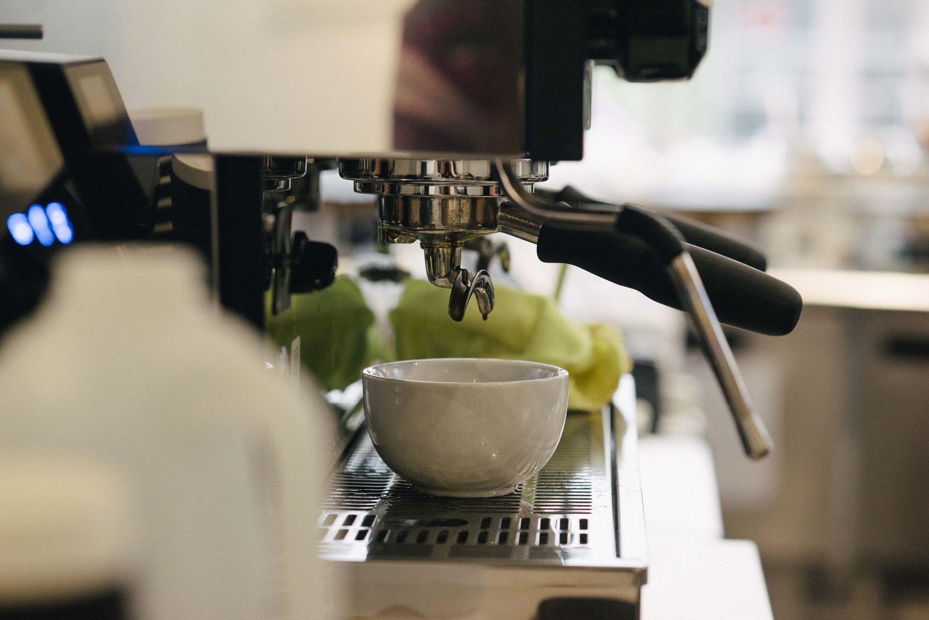 naked bottomless portafilter espresso extraction channels