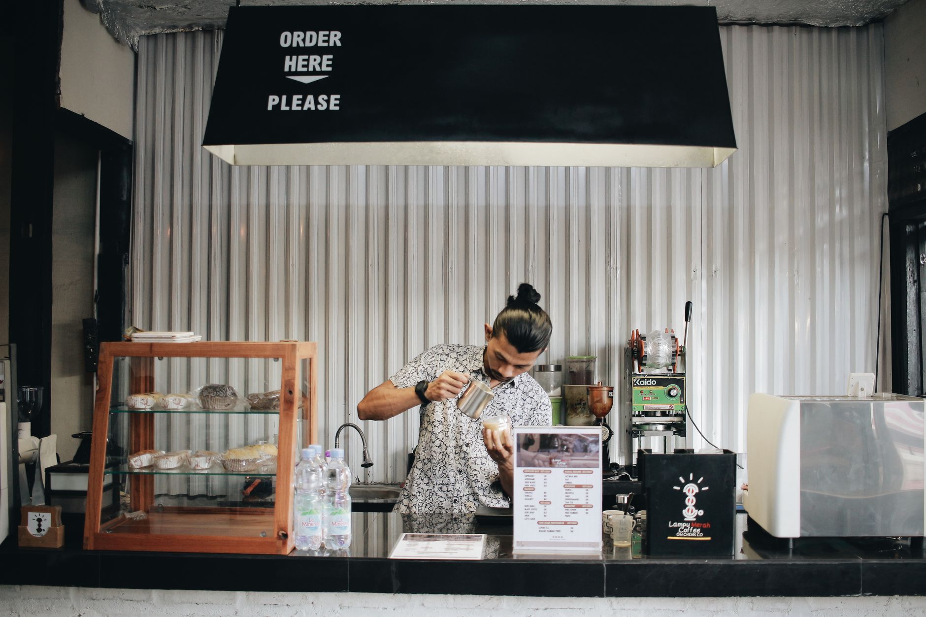 third wave coffee bar pour over Chemex barista white ceramic