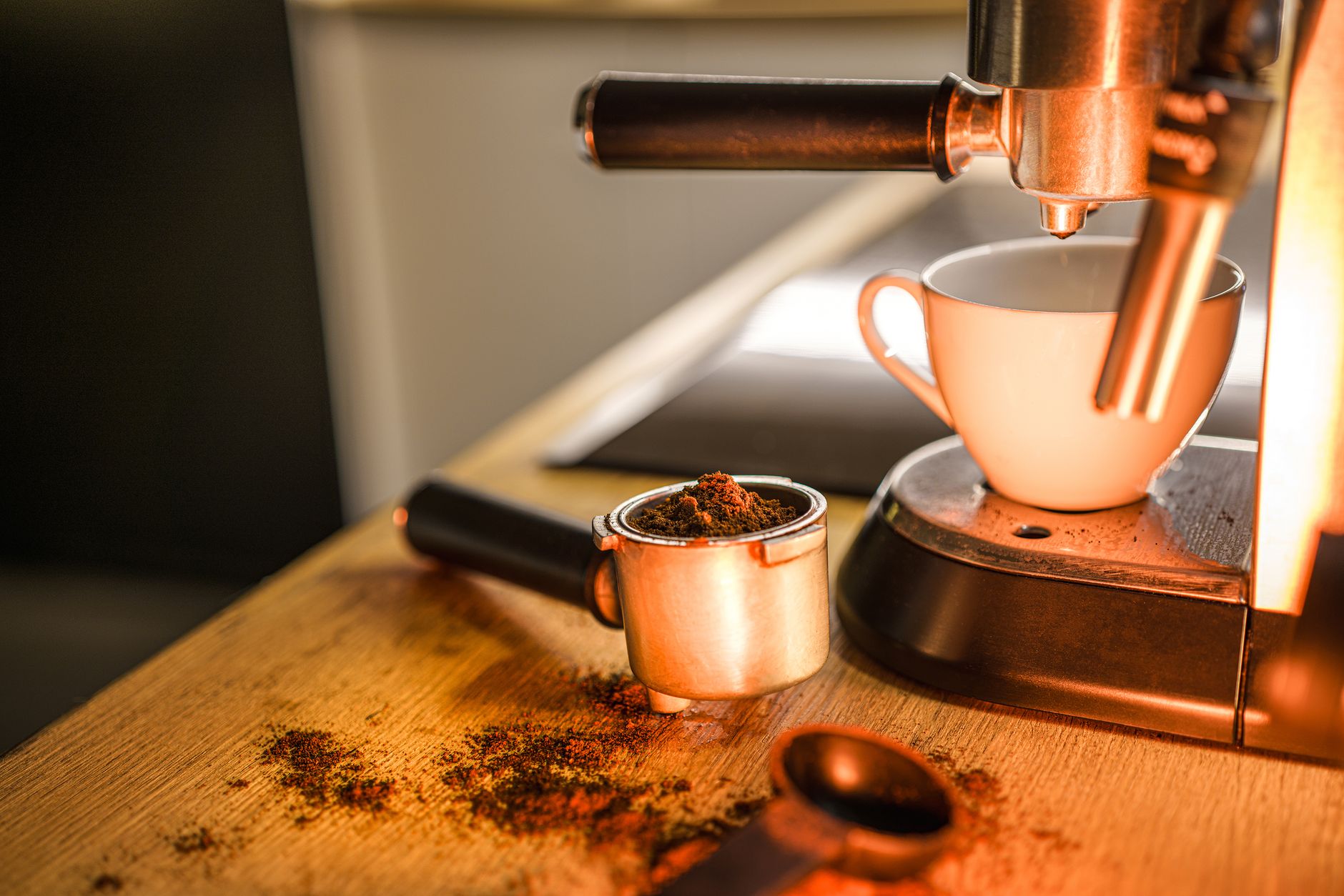espresso tamping technique level portafilter pressure